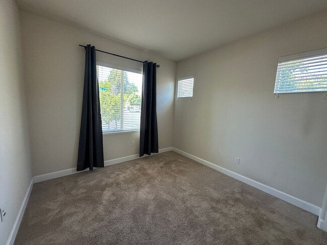 Building Photo - Discover Your Dream Home in the University...