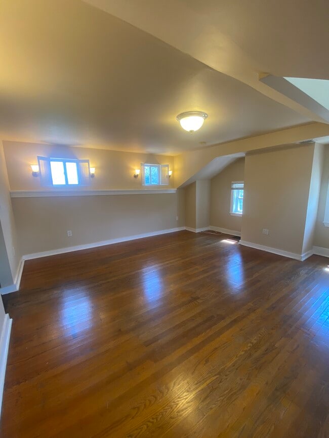 Building Photo - 261 Main St