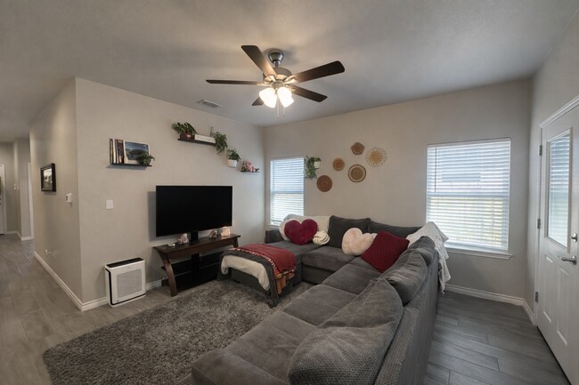 Foto del edificio - 3 Bed 2 Bath Jarrell Tx New management