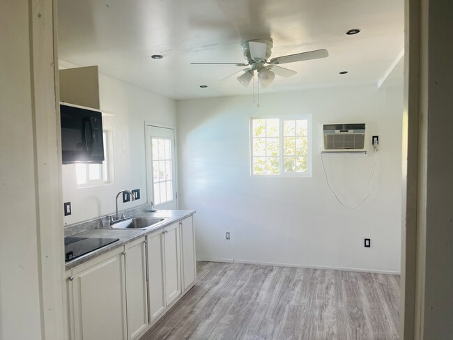 Living &kitchen room - 18548 Arminta St