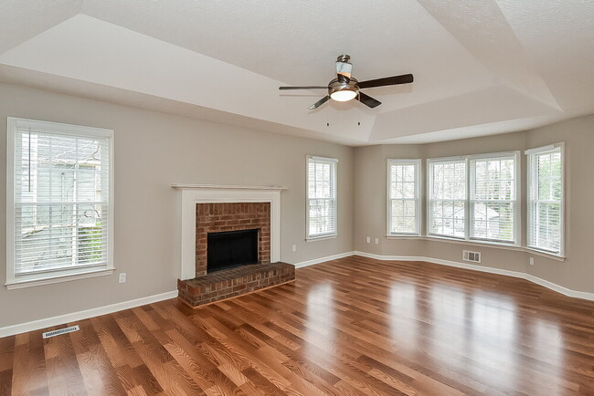 Building Photo - 105 Robin Hood Dr