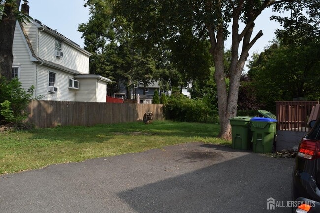 Building Photo - 4027 Woodbridge Ave