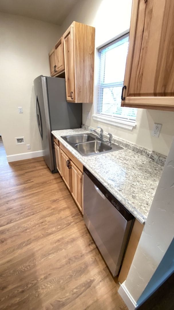 Building Photo - Creek Front Home