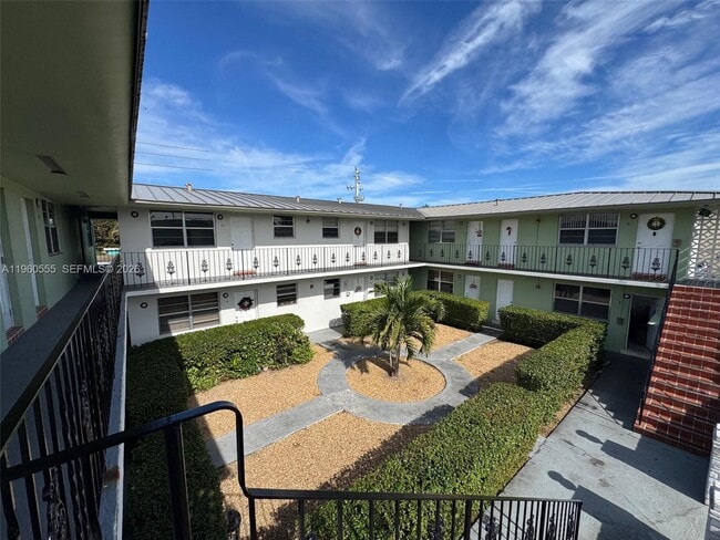 Foto del edificio - 6451 W Flagler St