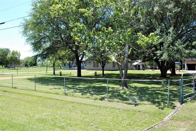 Foto del edificio - 6406 Burdock Dr