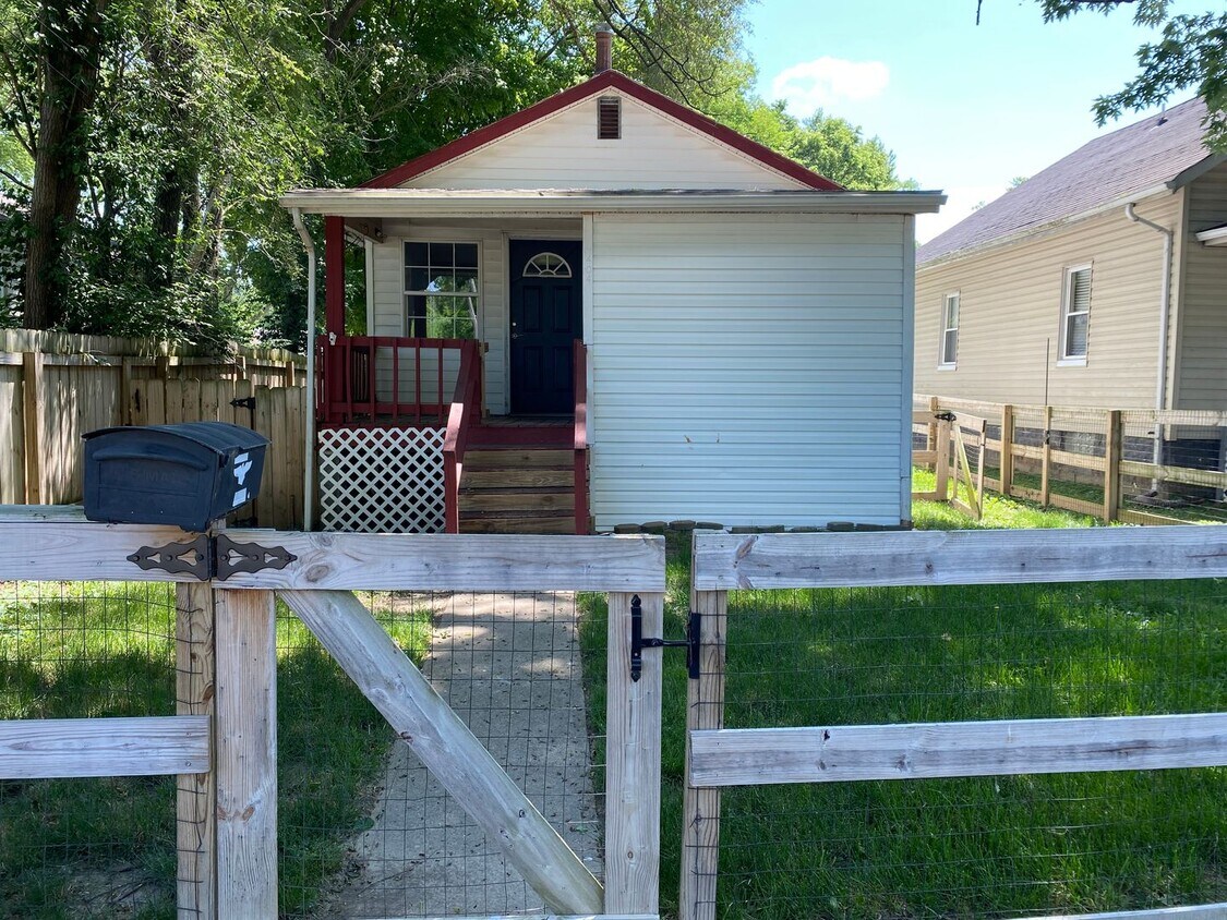 Primary Photo - CLEVES - Adorable fresh tiny home w fenced...