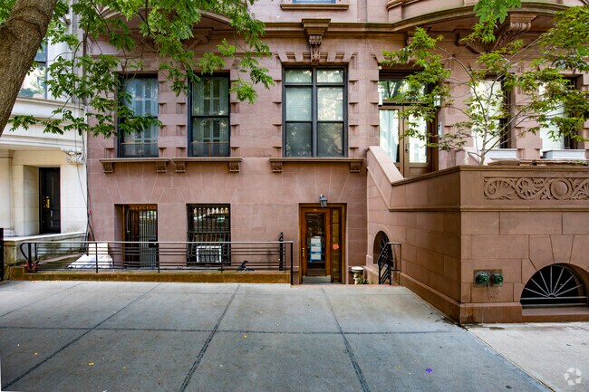 Building Photo - 38 W 69th St