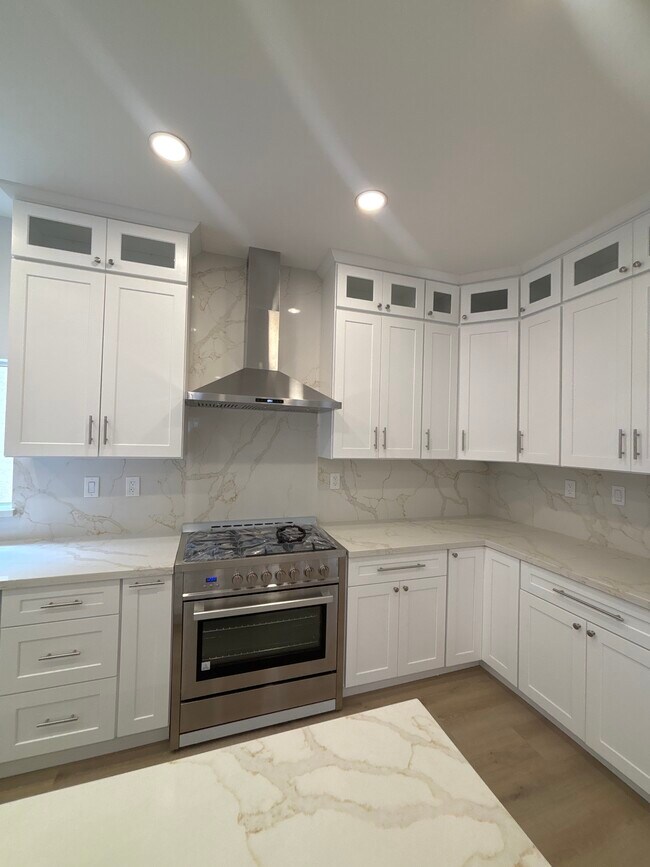 Stainless steel appliances - 1062 S Shenandoah St