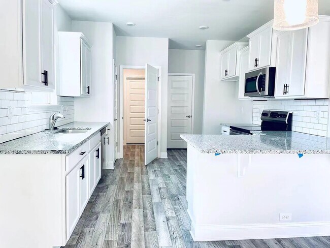 Building Photo - 2204 Remington Dr