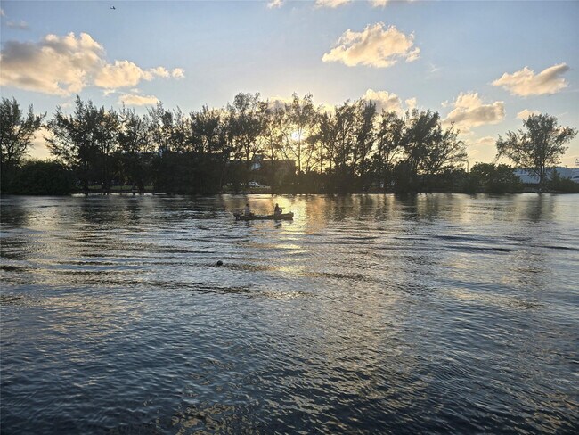 Building Photo - 1401 N Riverside Dr