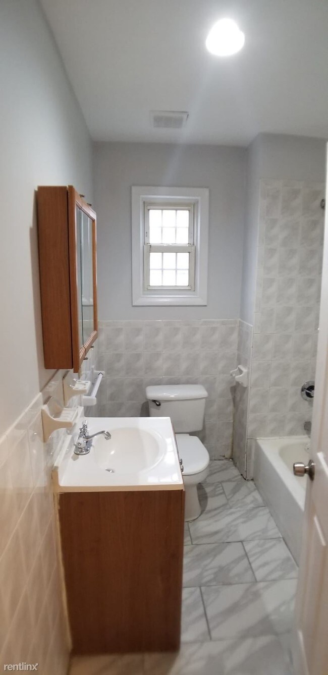 Building Photo - 3 br, 1 bath  - 660 Hunterdon St Apt 1