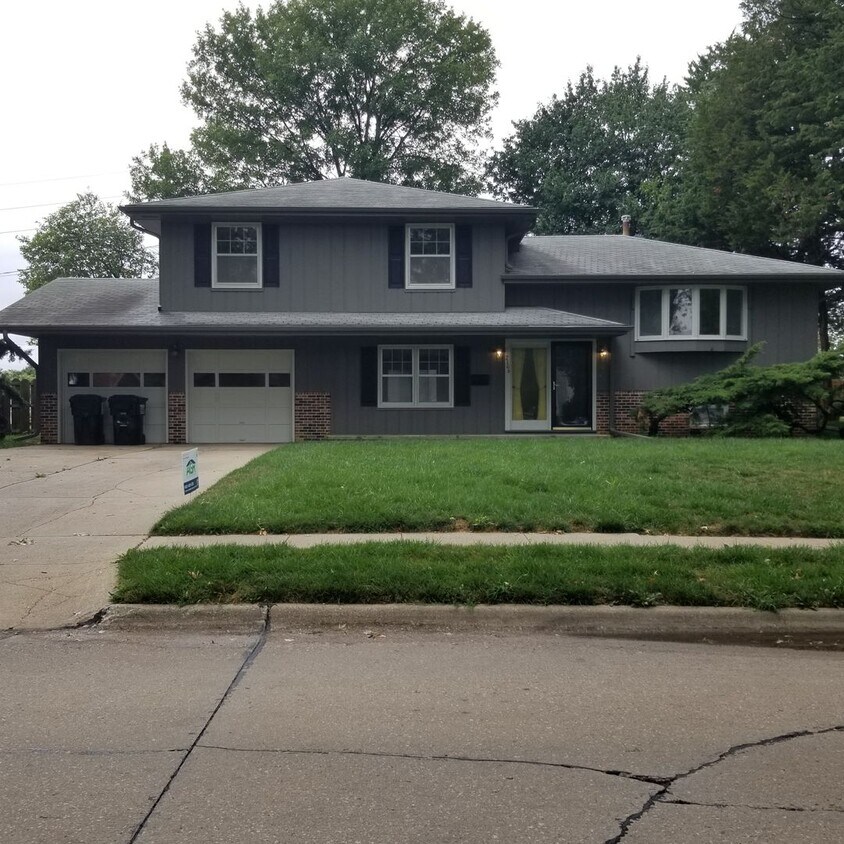 Primary Photo - Flexible Living in a Fantastic La Vista Lo...