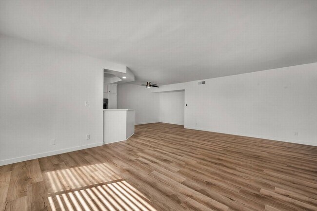 Foto del edificio - Stunning HUGE Top-floor 2+2 Unit