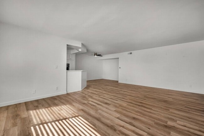 Building Photo - Stunning HUGE Top-floor 2+2 Unit