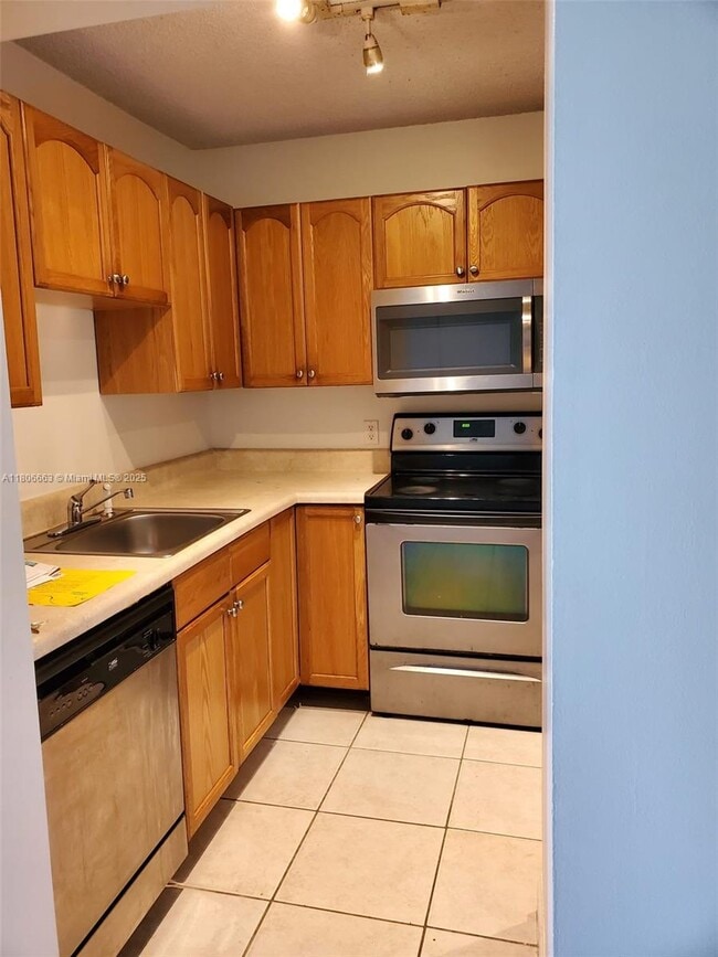 Building Photo - 1154 Coral Club Dr