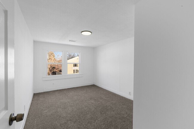 Building Photo - 3042 Greenwood Ave