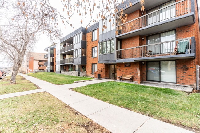 Photo du bâtiment - 345-345 4 Ave NE