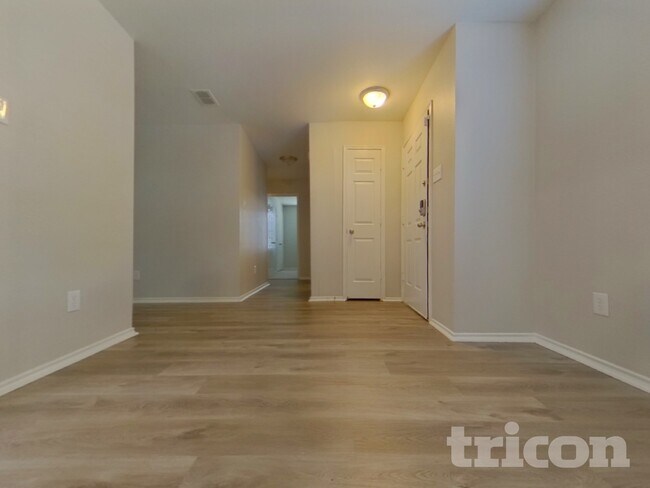 Foto del edificio - 16661 Woodside Dr
