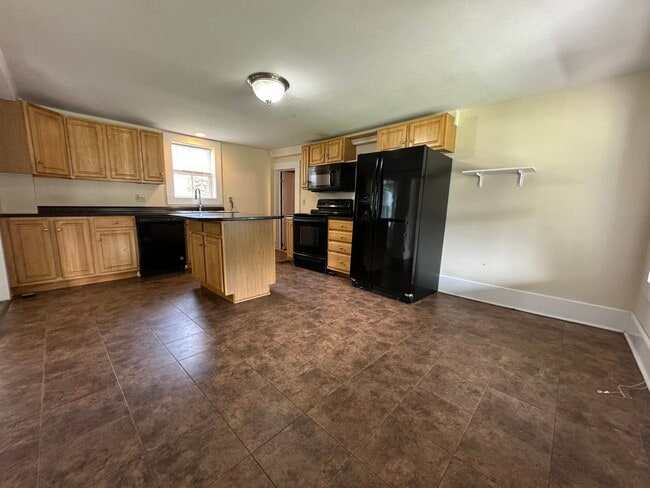 Building Photo - 28 School St