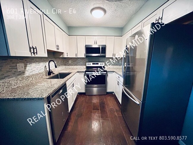 Foto del edificio - 601 Riverhill Cir