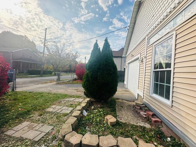 Building Photo - MOVE-IN READY !! BEAUTIFULLY  PROPERTY WITH HUGE YARD