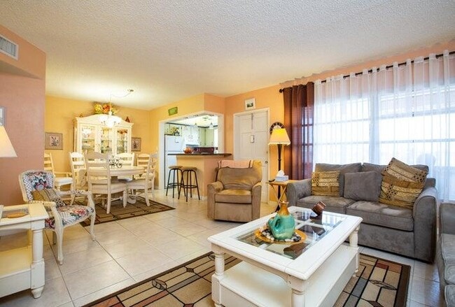 Building Photo - 651 Pine Dr