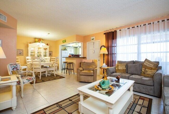 Foto del edificio - 651 Pine Dr