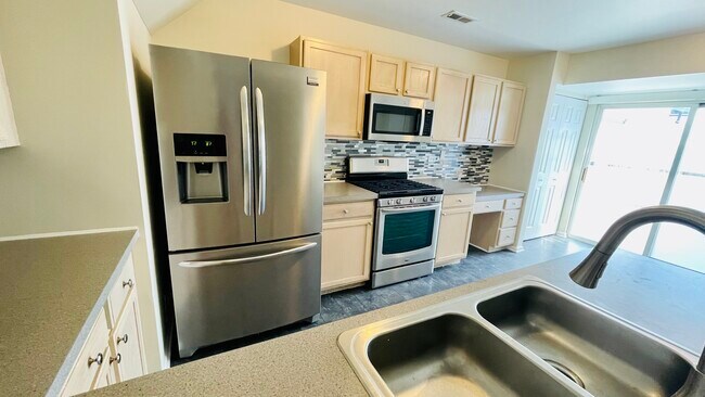 Building Photo - 989 Symphony Dr