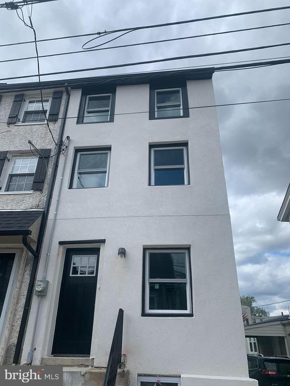 Foto principal - 204 Ford St