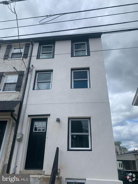 Building Photo - 204 Ford St