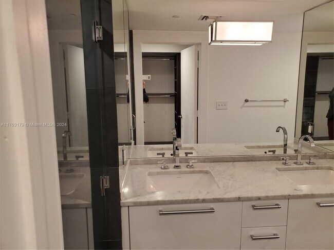 Building Photo - 900 Biscayne