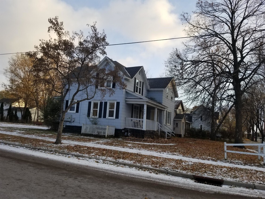 Primary Photo - 573 N Dewey St