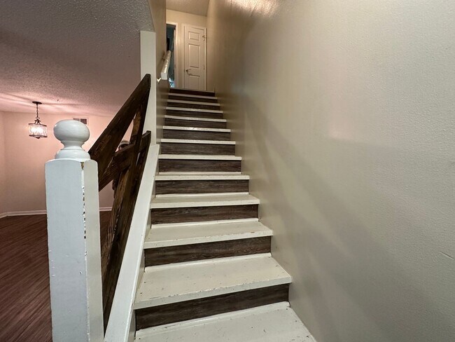Foto del edificio - Take a look at this 2-bedroom, 1.5-bathroom!