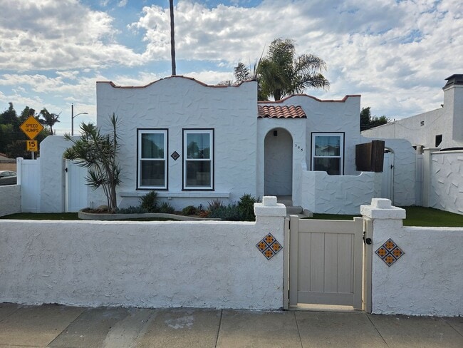 Building Photo - Updated 2 Bedroom 1 Bathroom Mid-town Home
