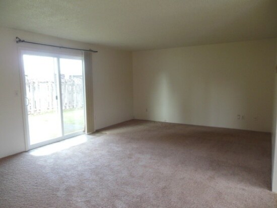Foto del edificio - No Screening Fee! Spacious 3 Bedroom, 1 Bath Pet Friendly Home With Large Yard!