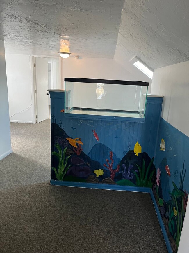 Building Photo - Sunny, Clean, Quiet 2 bedroom 1 bath 2nd f...