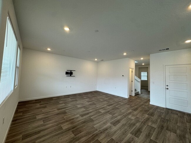 Foto del edificio - 997 Pioneer Dr W