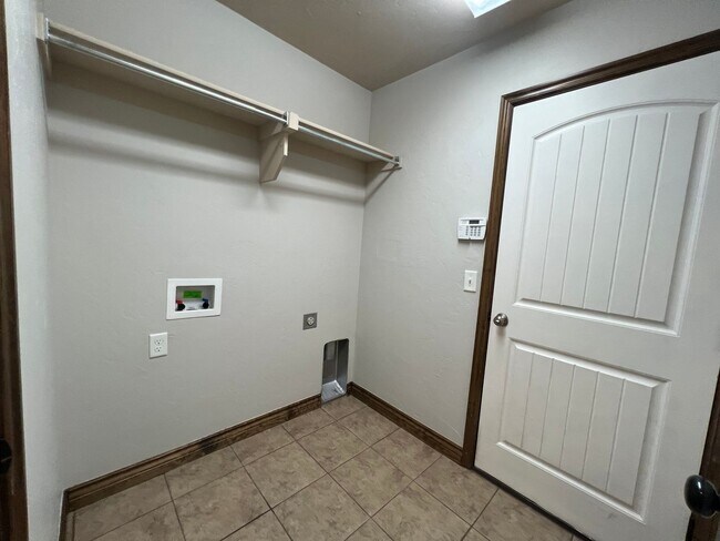 Building Photo - Home in the VALENCIA neighborhood in Edmond!