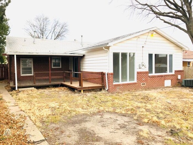 Building Photo - 3 bed, 2 bath home with Basement!