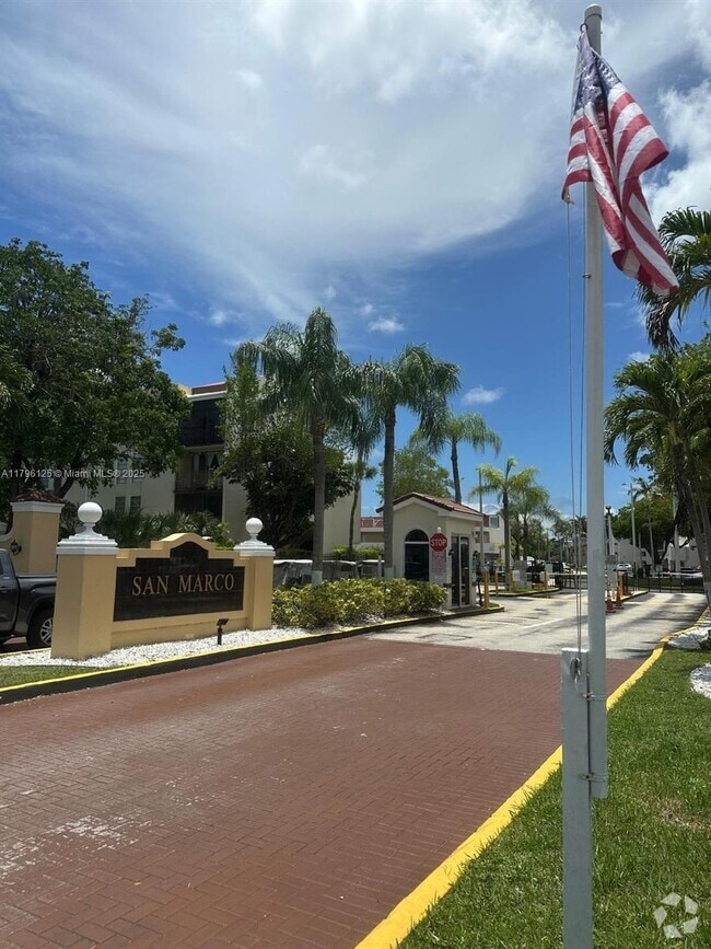 Building Photo - 8870 Fontainebleau Blvd
