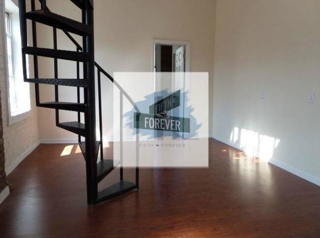 Foto del edificio - 258 E 3rd St