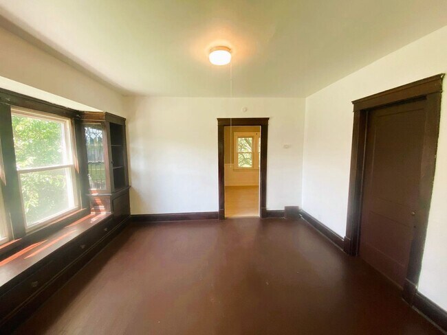 Foto del edificio - 9905 Lamontier Ave