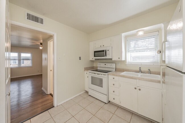 Foto del edificio - Charming Duplex in Arlington *** Move In S...