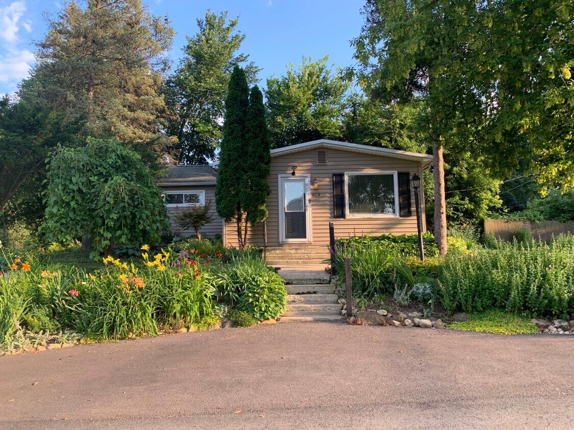 409 N Crestwood Ave, McHenry, IL 60051 House Rental in McHenry, IL