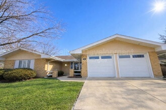 Building Photo - 810 W Lakeside Plaza