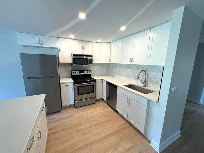 Building Photo - Charming 2-Bed/2-Bath Home for Rent in Gulf Gate-Sarasota, FL!