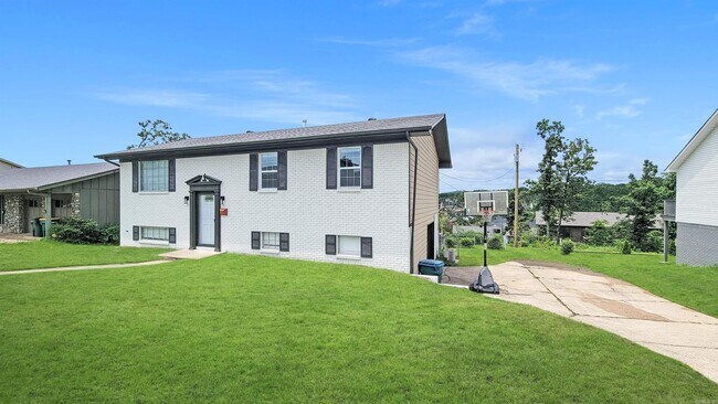 Building Photo - 14 Coachlight Dr