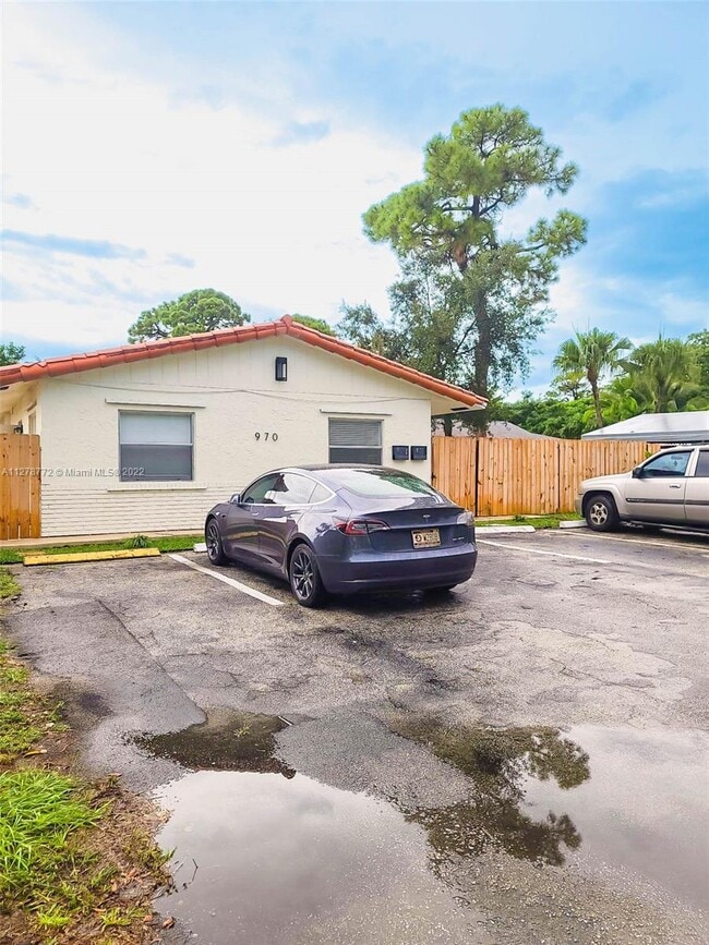 Foto del edificio - 970 NE 40th St