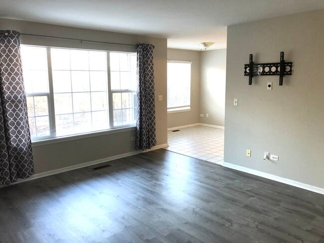 Building Photo - 928 N Village Dr