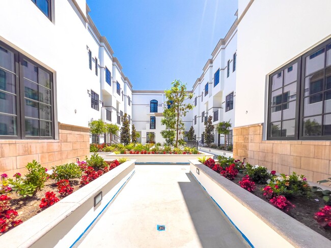 Building Photo - Modern & Luxurious 2BR Town-Home in Pasadena!